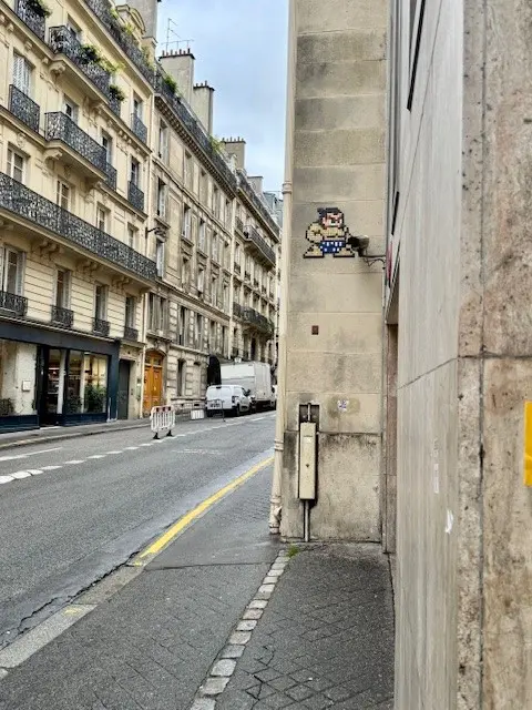 Une mosaïque représentant un Sumo sur un mur de la rue Ste Anne