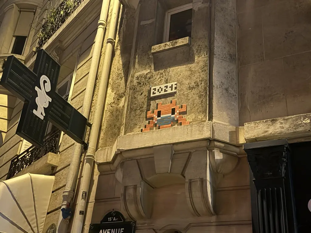 Un Invaders avec un masque FFP2 tenant un drapeau « 2021 »