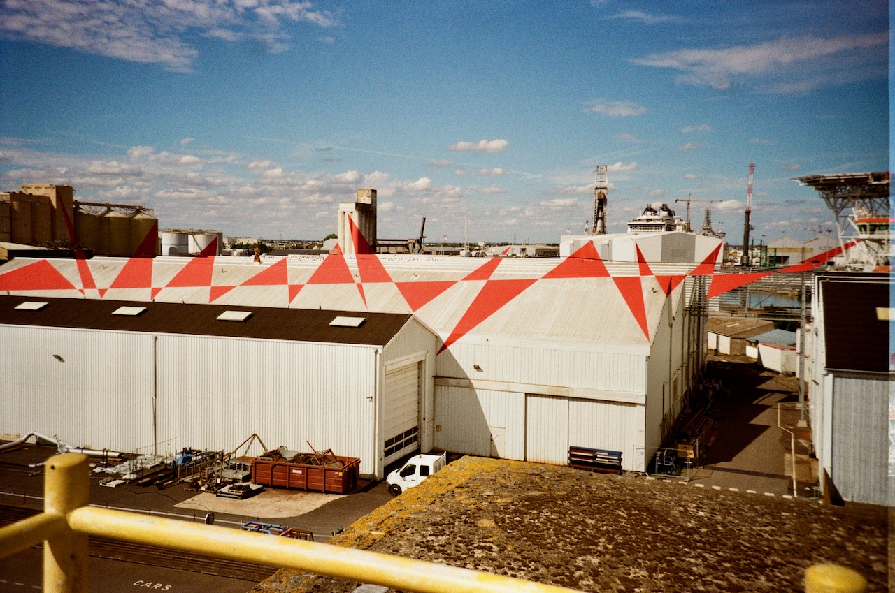 Suite de Triangle, de Felice Varini (une anamorphose à Saint Nazaire)