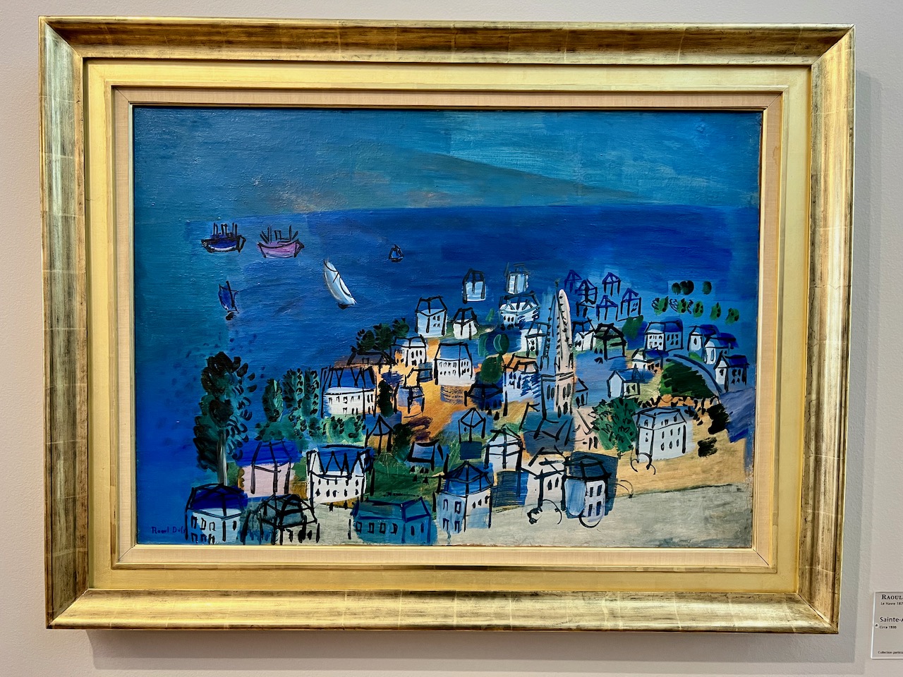Un ville de bord de mer, et la mer derrière, peint par Raoul Dufy