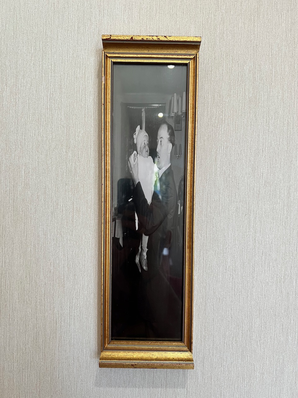 Au mur, une photo de famille est, elle-aussi, déformée