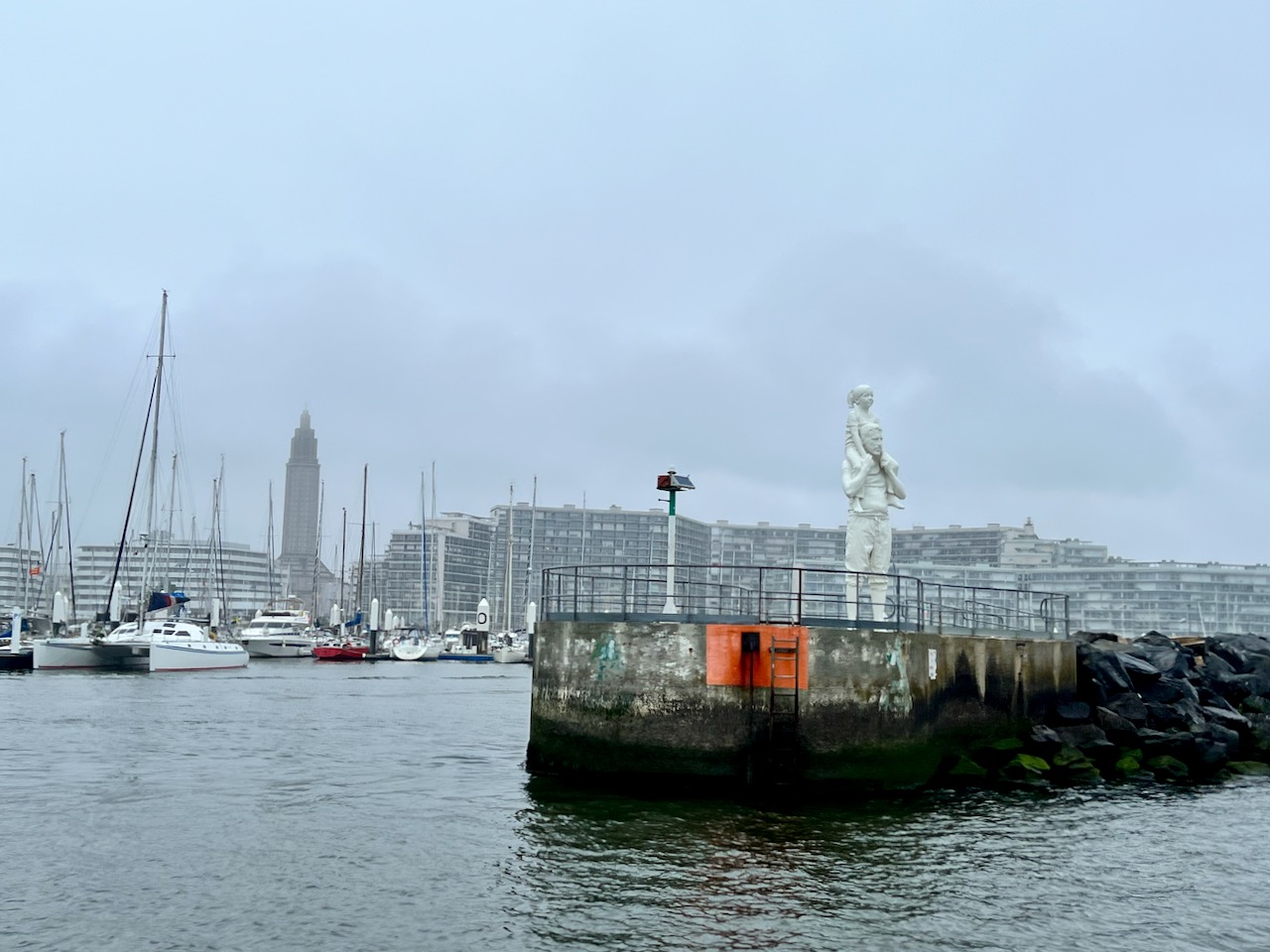 Un père avec sa fille sur les épaules, à l'entrée du port