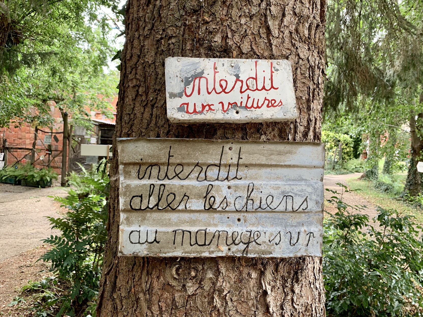 Jour 1 : à dominante rouge et/ou <strong>interdit</strong> - « Interdit aux voitures » et « Interdit aller les chiens au mange sur », une photo prise au manège de Petit Pierre, au jardin enchanté de <a href='/2020/09/bourgogne-buissonniere-3-la-fabuloserie/'>la Fabuloserie</a> 🤩