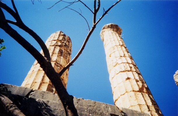 Jour 2 : <strong>ancien souvenir</strong> ET <strong>verticales</strong> - Colonnes doriques sur ciel bleu. Souvenir d’<a href='https://musee.6x8.org/Grece/'>un voyage en Grèce</a> en 2001