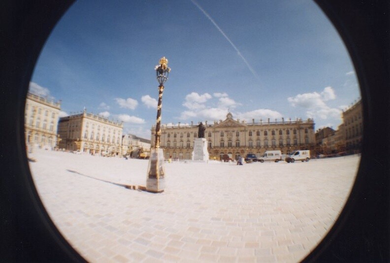 Jour 4 : <strong>plat et rond</strong> et/ou <strong>vide</strong> - Une photo ronde (<span lang='en'>fisheye</span>) de la Place Stan’ à Nancy ? (Un peu vide, ça devait être la fin des travaux)