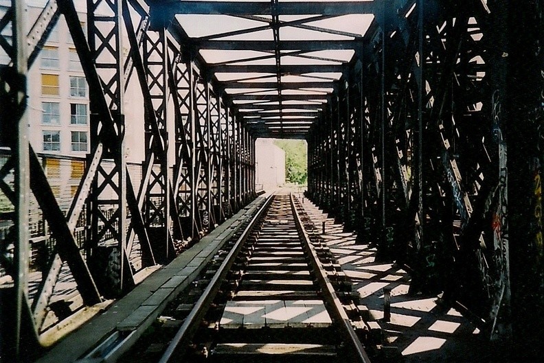 Jour 23 : <strong>Double symétrie</strong> et/ou <span lang='en'>low tech</span> - Pont de l’ancienne Petite ceinture, au dessus du canal de l’Ourcq (Paris 19)