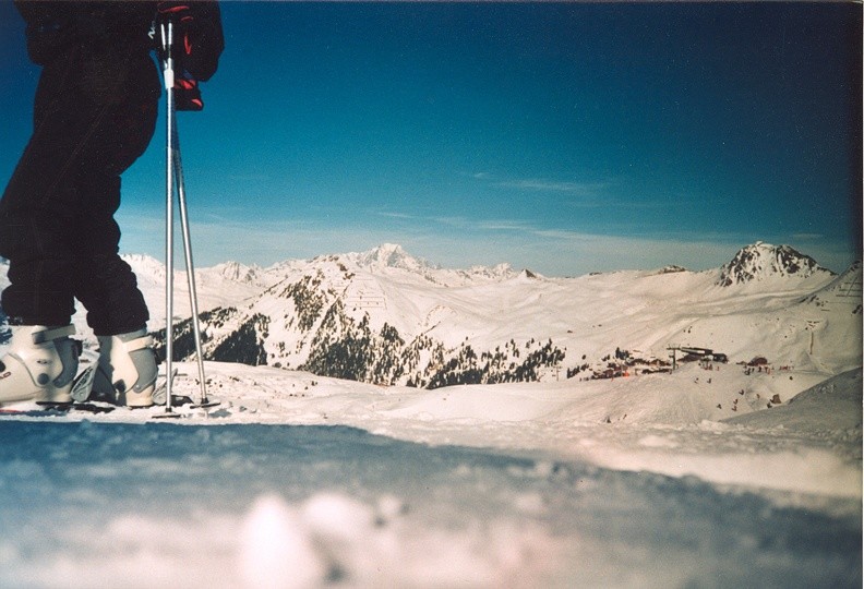 La montagne et, au premier plan, une skieuse et de la neige