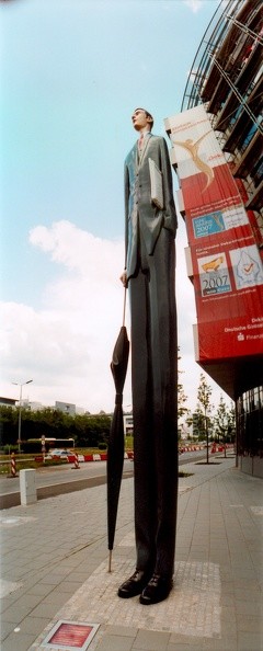 La statue d'un banquier (de 7m de haut), installée au Kirchberg au Luxembourg