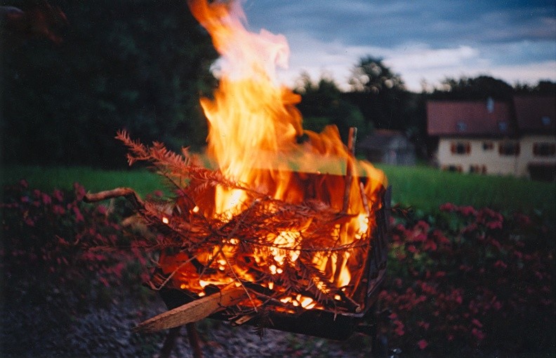 Un feu dans un barbecue