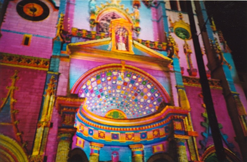 L'église St Nizier, avec des couleurs projetées dessus
