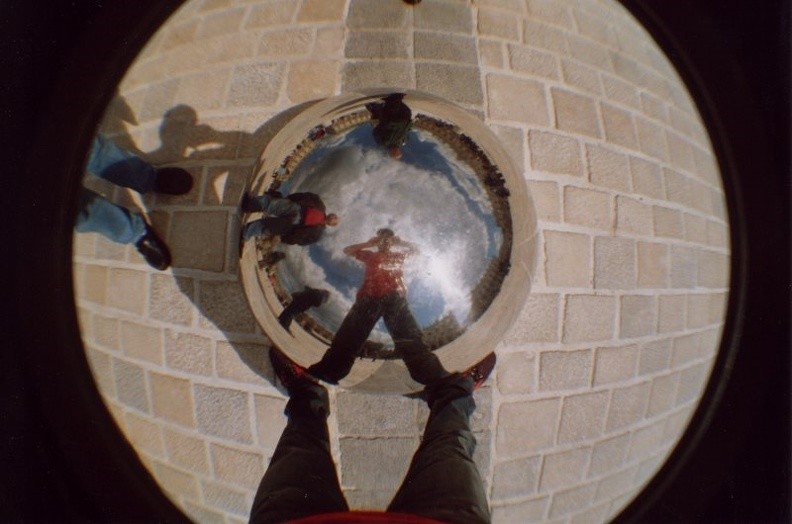 Une photo du moko, qui se reflète dans un globe miroir, prise avec un appareil Fisheye
