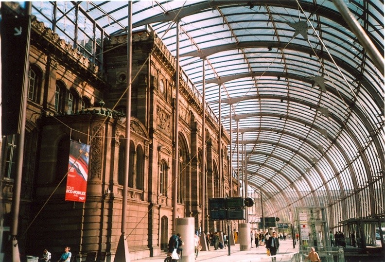 La façade de la gare de Strasbourg, sous sa verrière