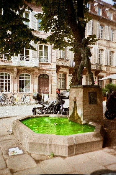 Une fontaine dont l'eau est vert fluo