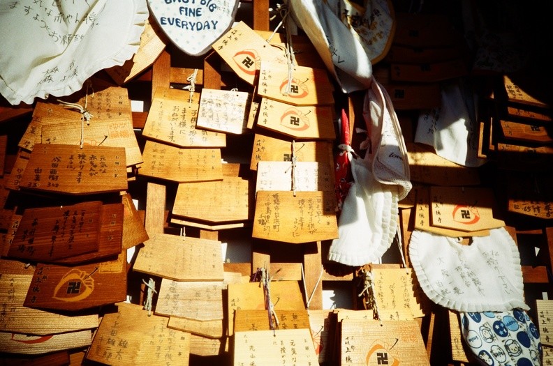 Des tablettes de prière, en bois, comme on en trouve dans les temps Shinto