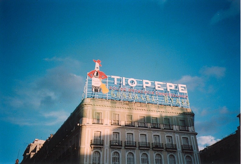 L'enseigne Tio Pepe, installée en haut d'un immeuble, vue de la Puerta del Sol
