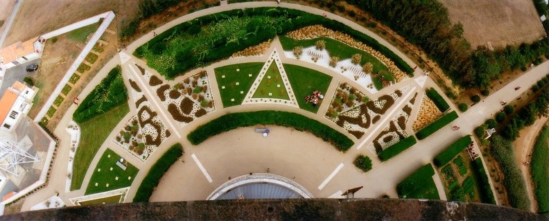Vue d'en haut du phare, on voit ses jardins représentant une rose des vents (avec des triangles pour les points cardinaux)