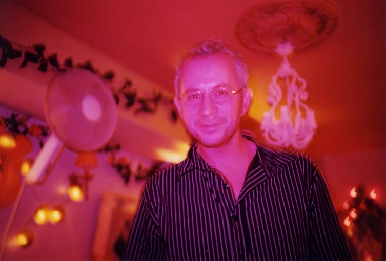 Fabrice, le patron des Délices, pris au Ringflash rose dans son restaurant