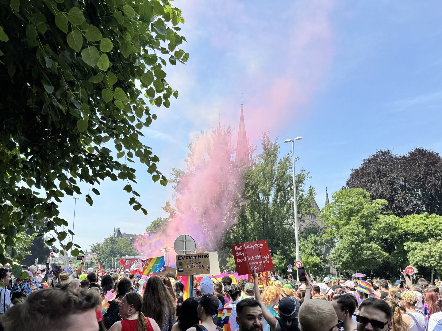 La même foule, mais les fumigènes montent plus haut vers le ciel (ils sont principalement roses)