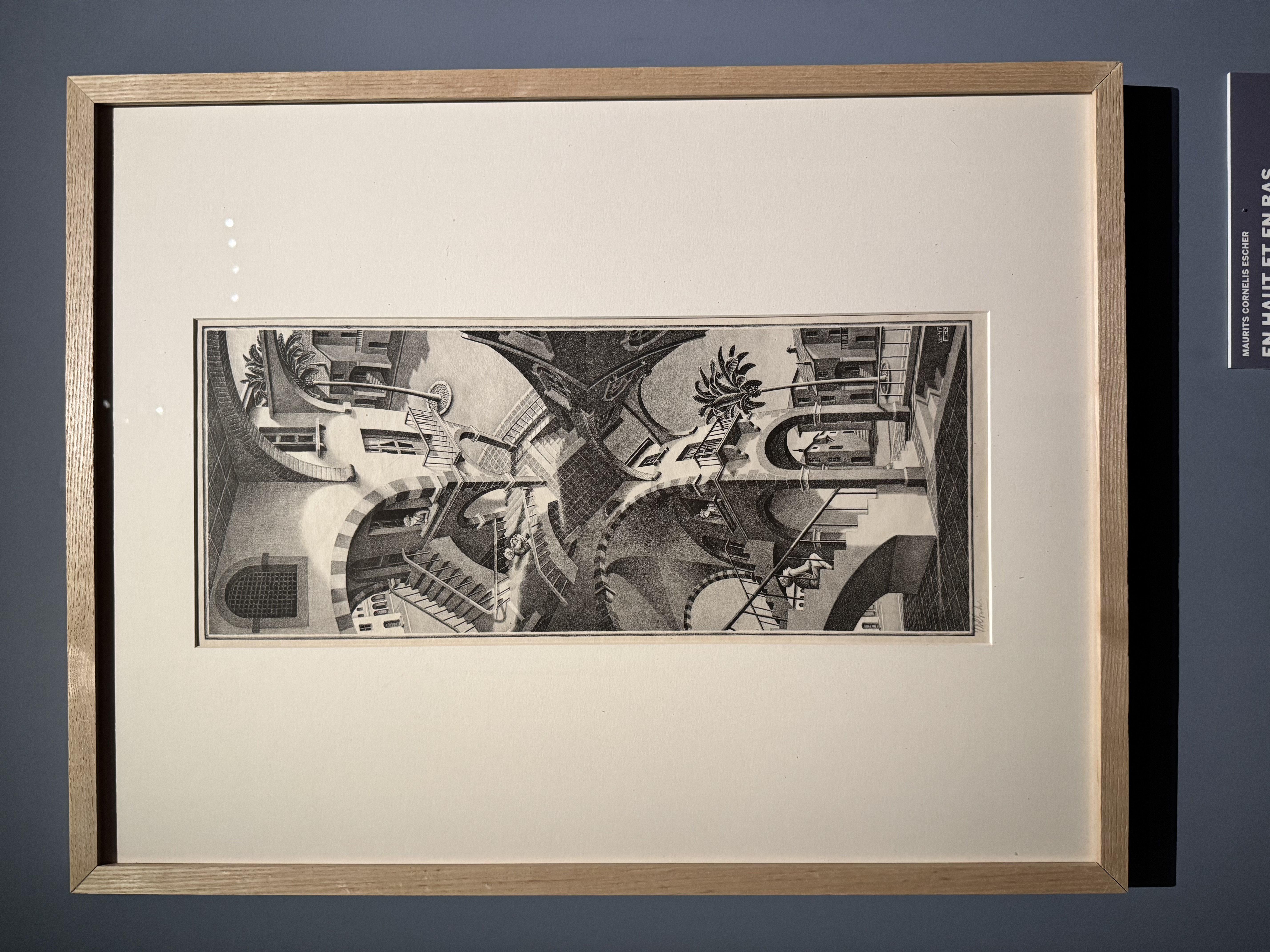 Le même batiment est, en haut, vu d’en haut et, en bas, vu d’en bas