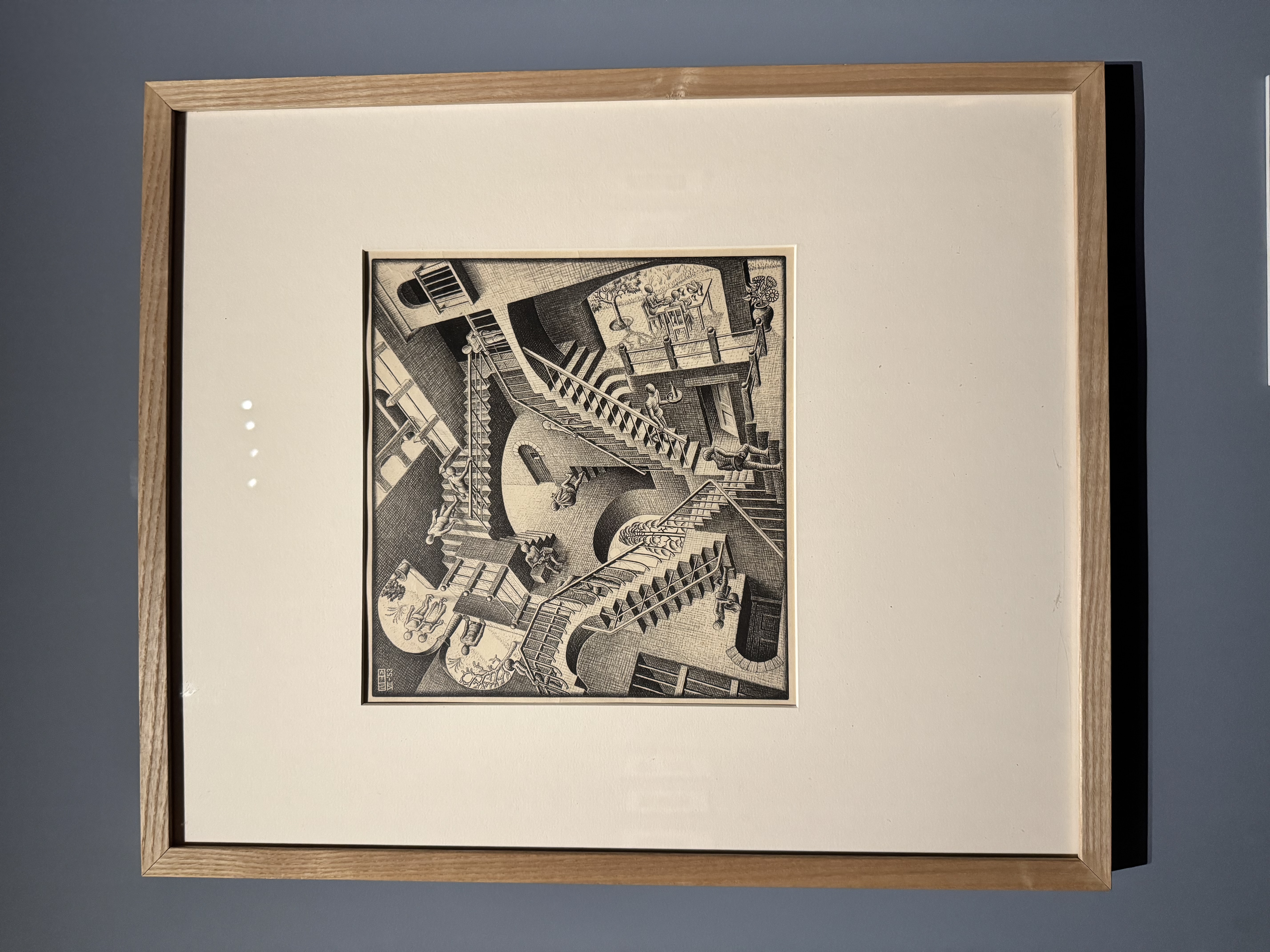 Les lois de la gravité ne semblent pas s’appliquer à ce monde dans lequel le haut et le bas… sont relatifs