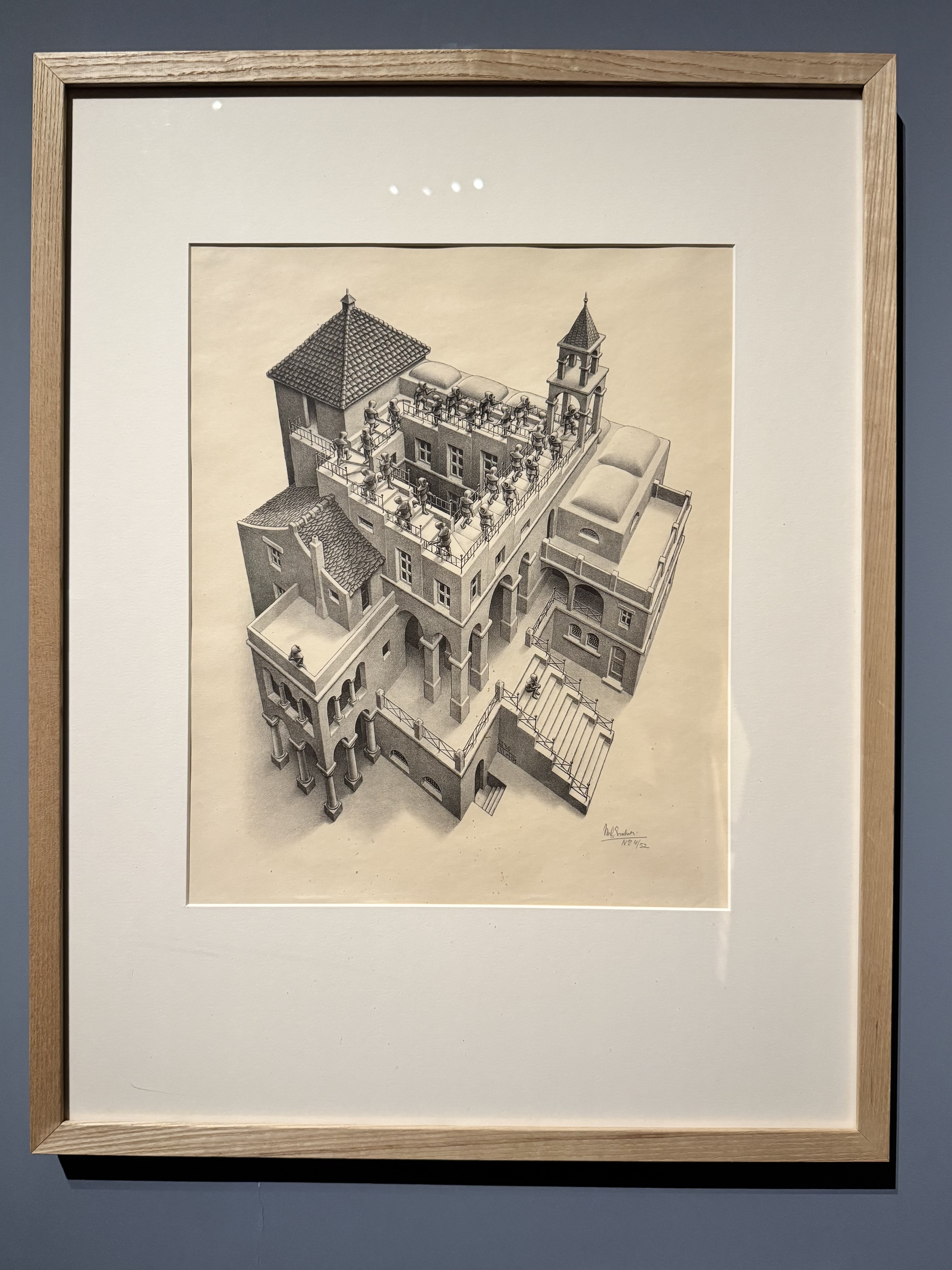 Dans cette lithrographie, une rangée de moines monte perpétuellement alors qu’une autre rangée, parallèle, descends perpétuellement