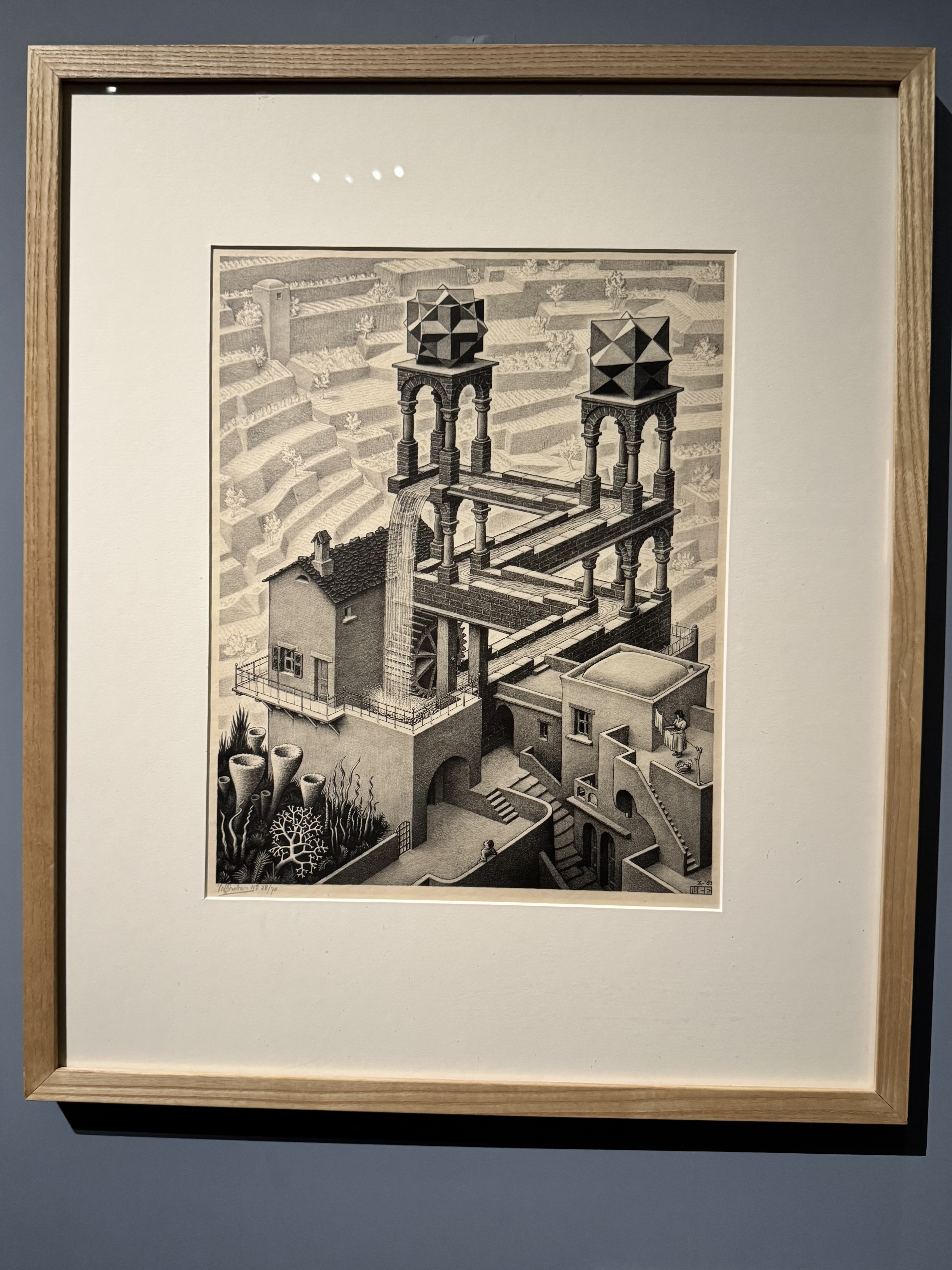 Un autre batiment impossible, à la fois cascade et canal l’alimentant perpétuellement