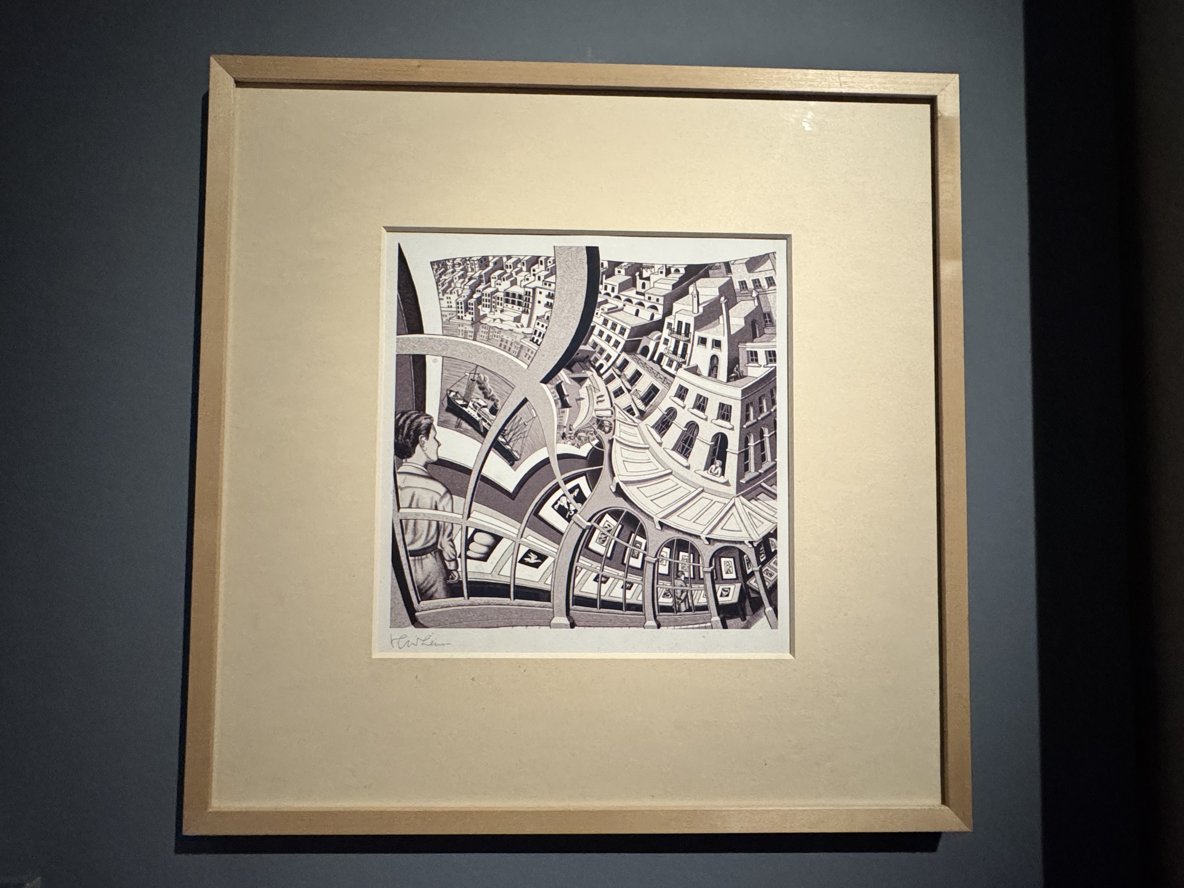 Dans une galerie d’art, un homme contemple une estampe représentant un port sur lequel, dans une galerie d’art, une homme… (c’est l’effet Droste)