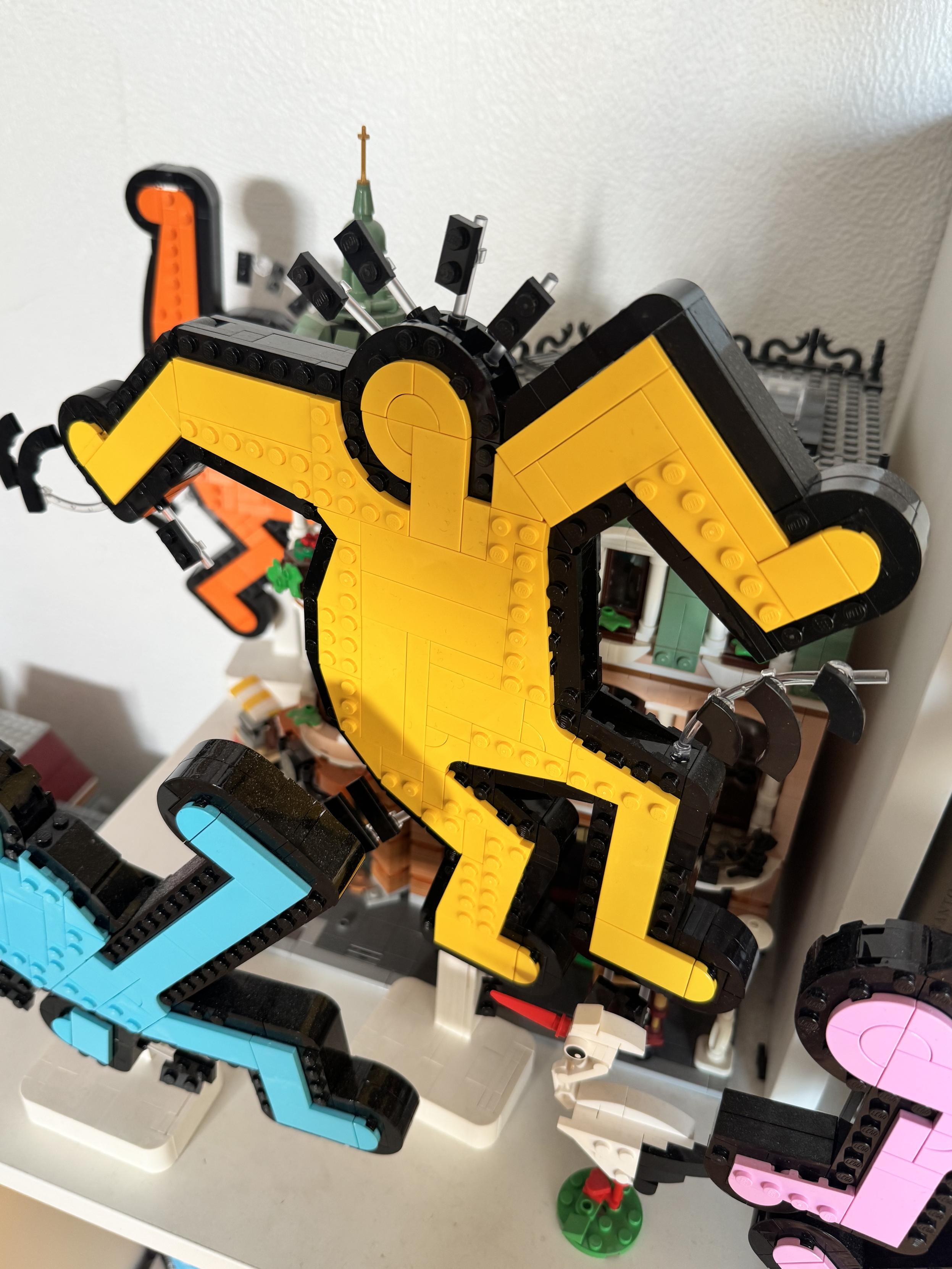 Le set lego Keith Haring. Au centre, le personnage jaune