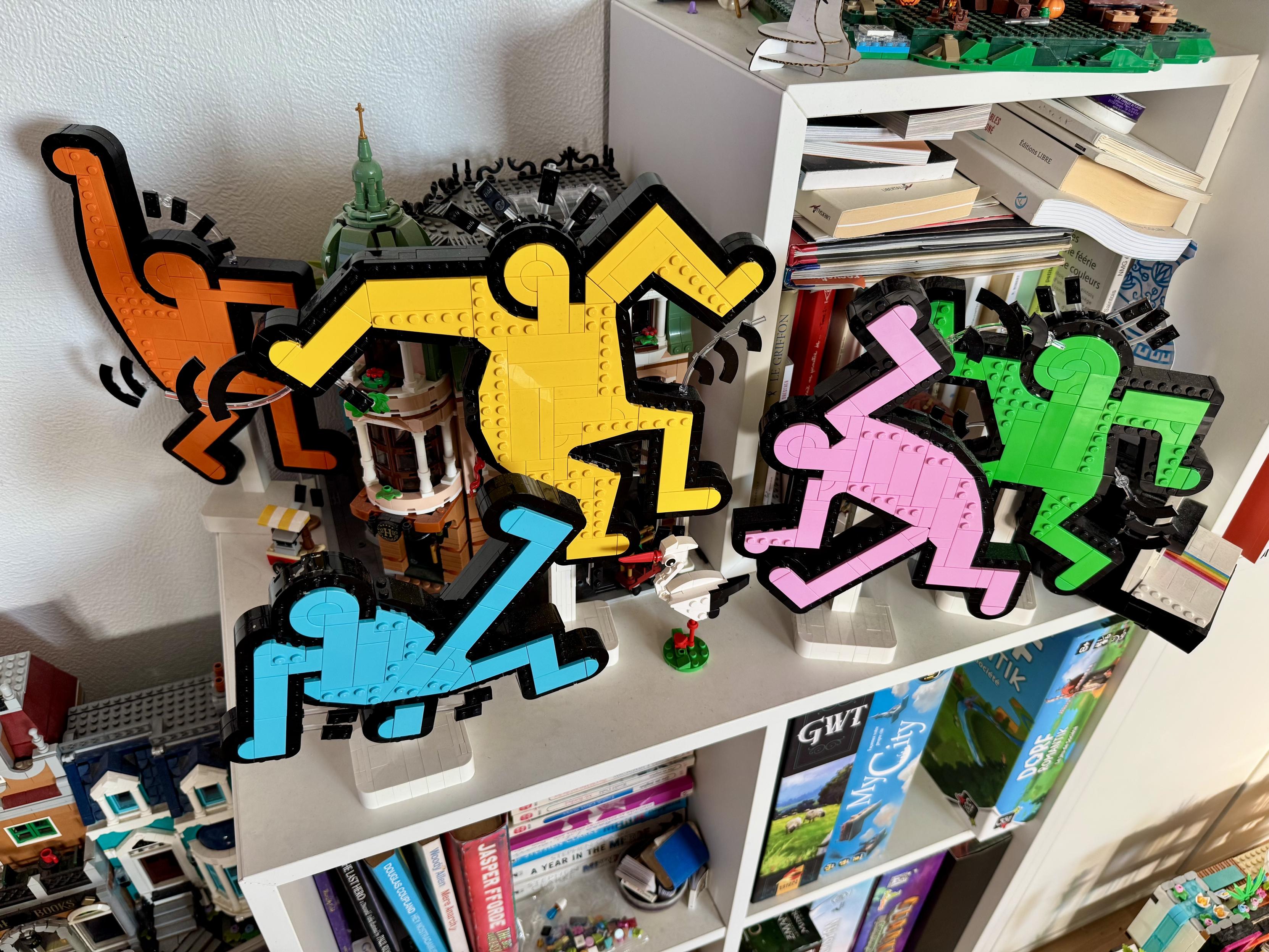 Les silhouettes de Keith Haring en Lego (5 silhouettes - orange, bleue, jaune, rose et verte - sur un meuble)