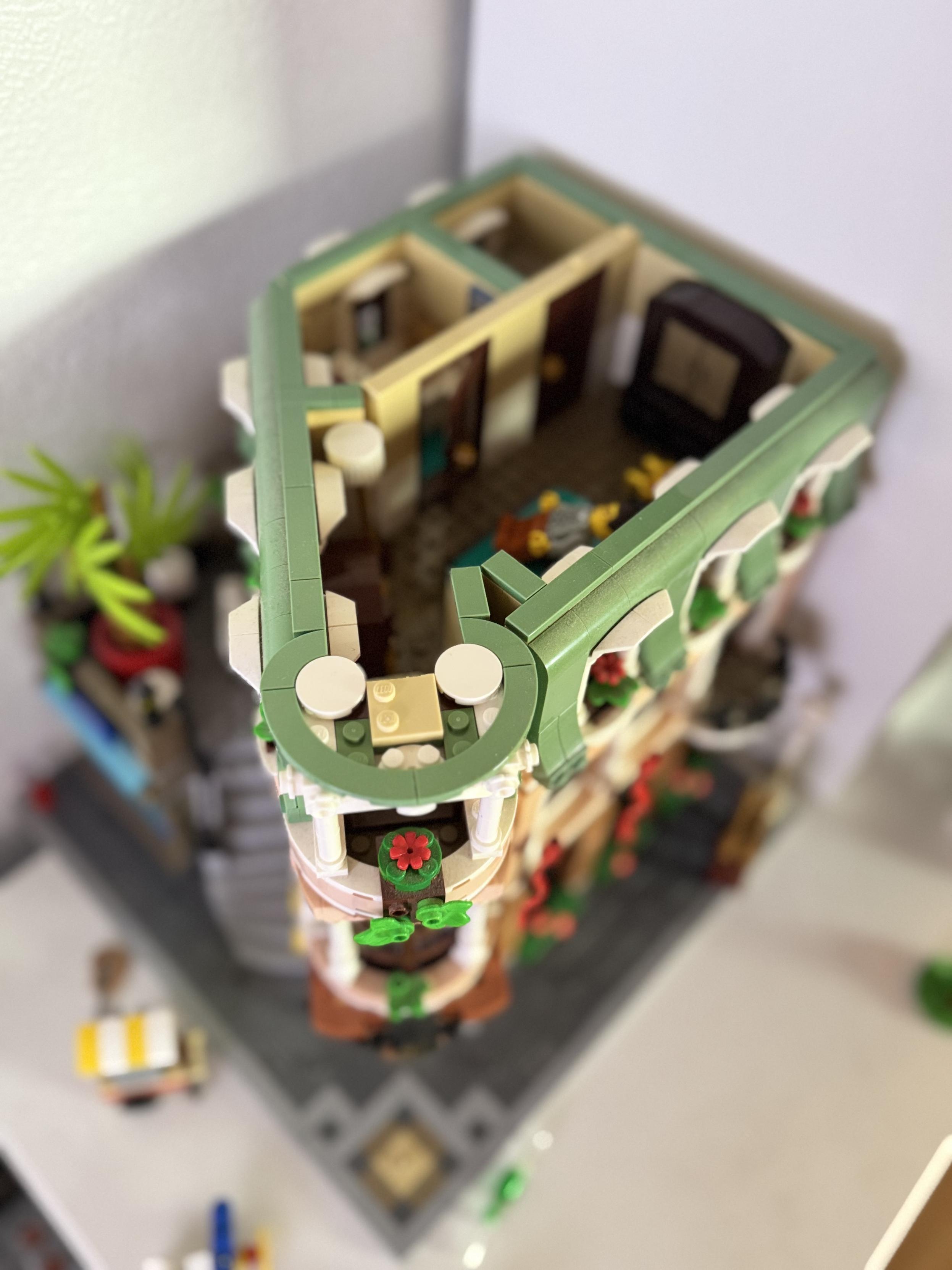 Un lego modular représentant un hôtel dont le toit est retiré pour laisser voir la chambre du dernier étage