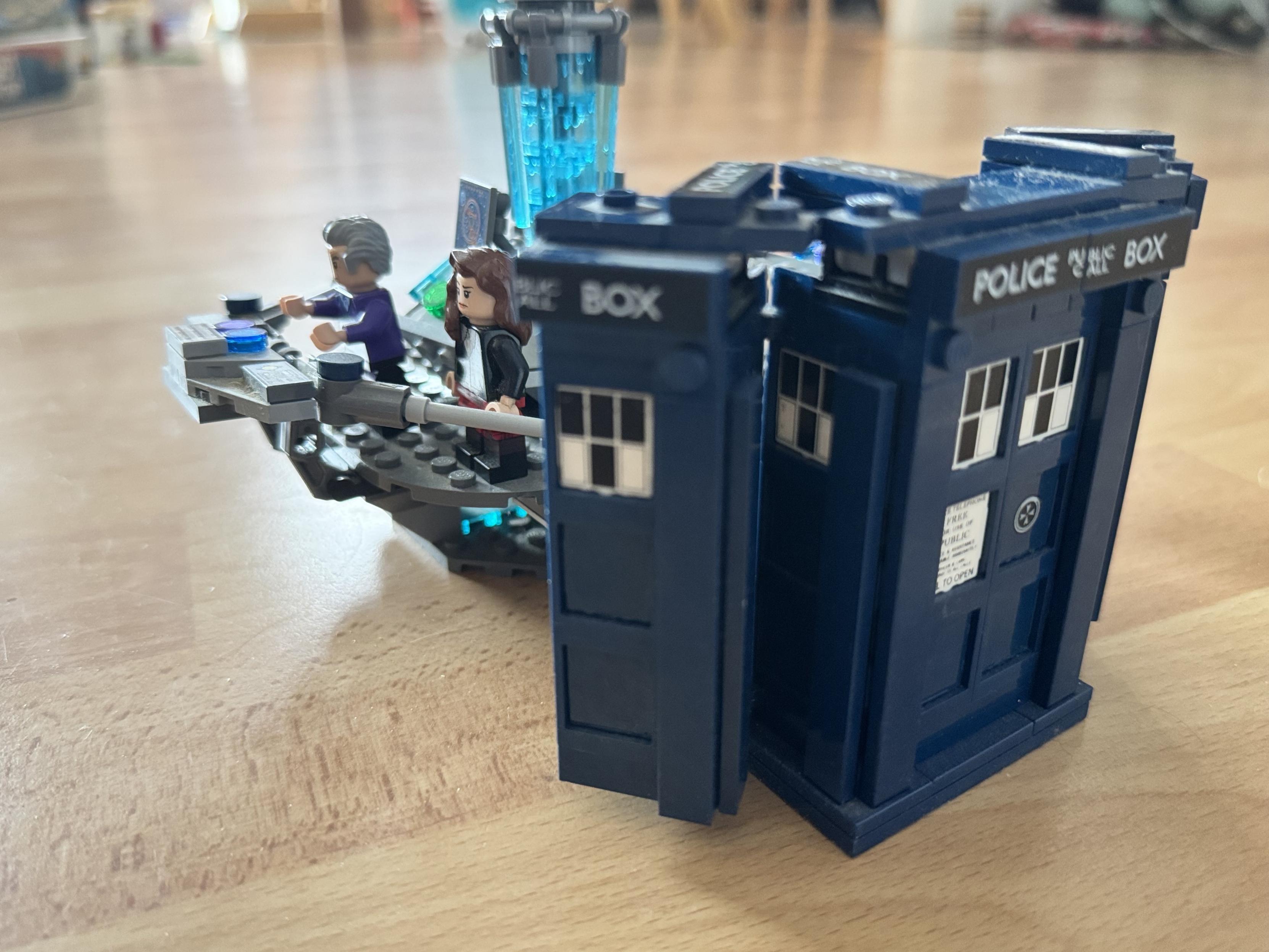 Le set lego Dr Who : la cabine de police s’ouvre pour donner accès à l’intérieur du Tardis, dans lequel se trouvent les minifigs du 12e docteur de Clara Ostwald (Yes, it’s bigger inside).