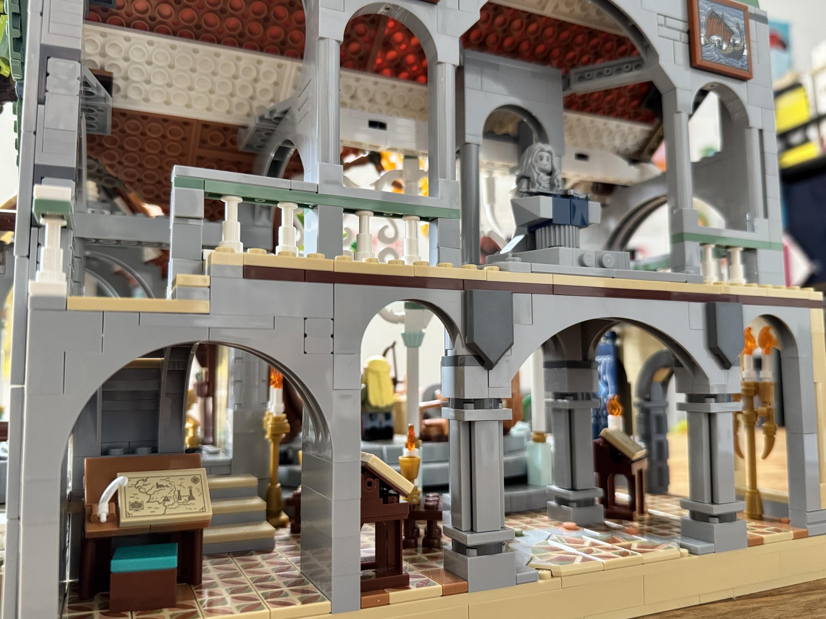 Une vue de l’arrière du set Lego Rivendell. Dans le coin en bas à gauche, sur un lutrin, se trouve une carte de la Terre du Milieu.
