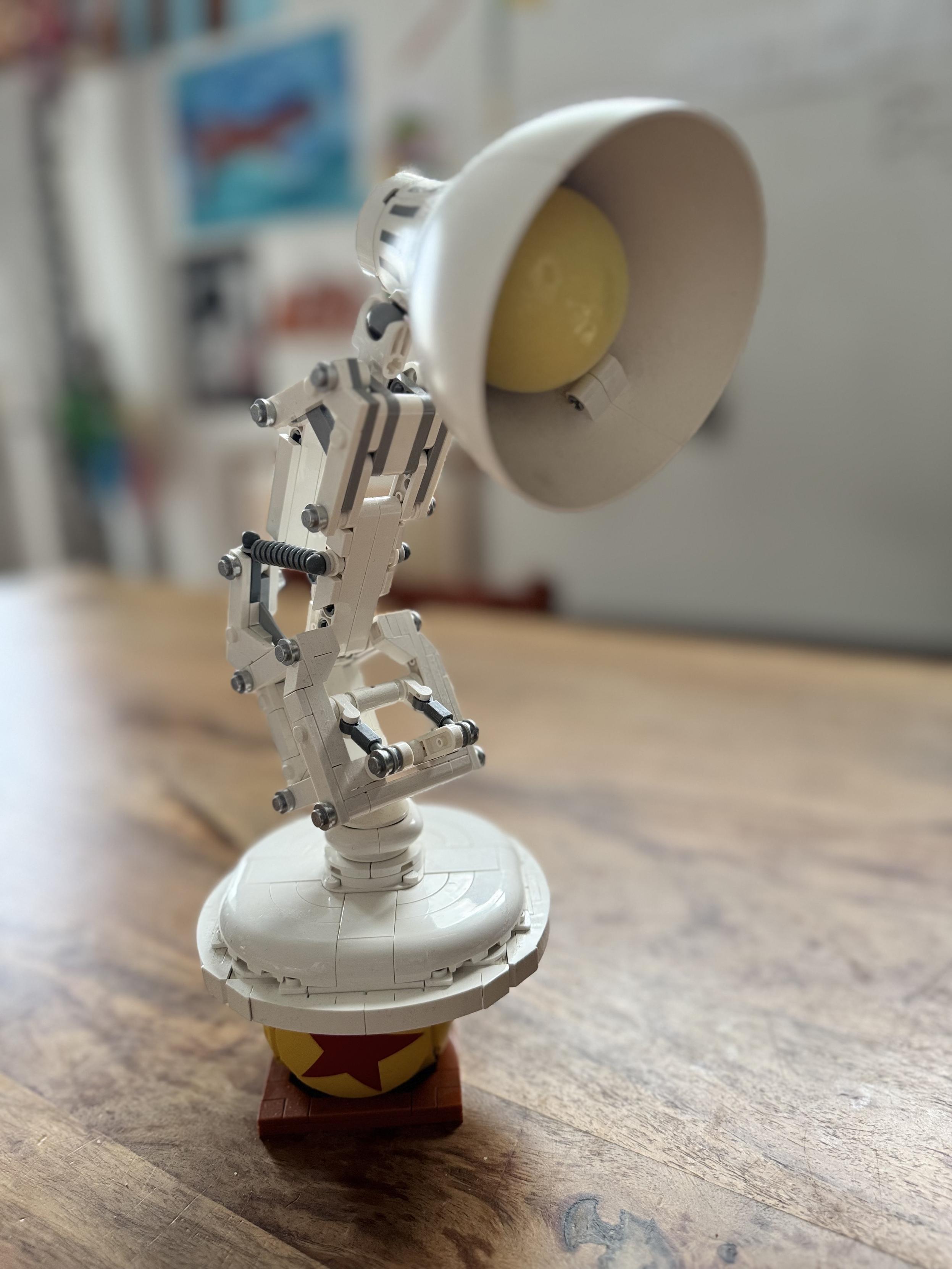 La lampe Luxo Jr (de Pixar) en lego, en équilibre sur un ballon aplatie (comme dans le court-métrage et le logo Pixar donc)