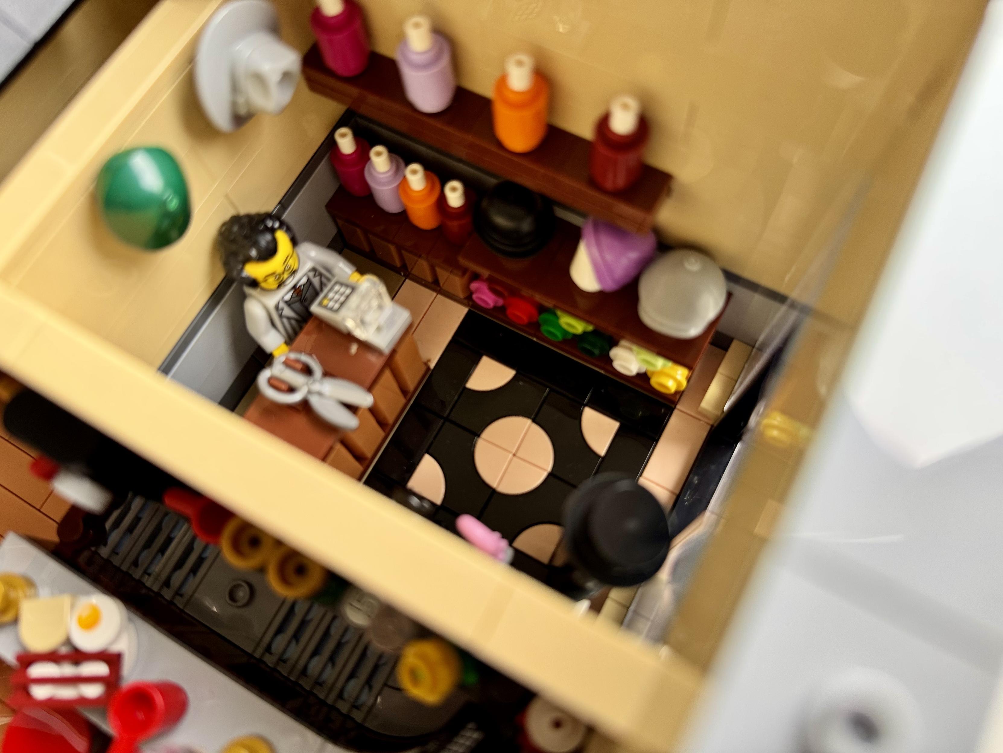 La boutique du tailleur, du set lego Modular « la bâtisse Tudor »