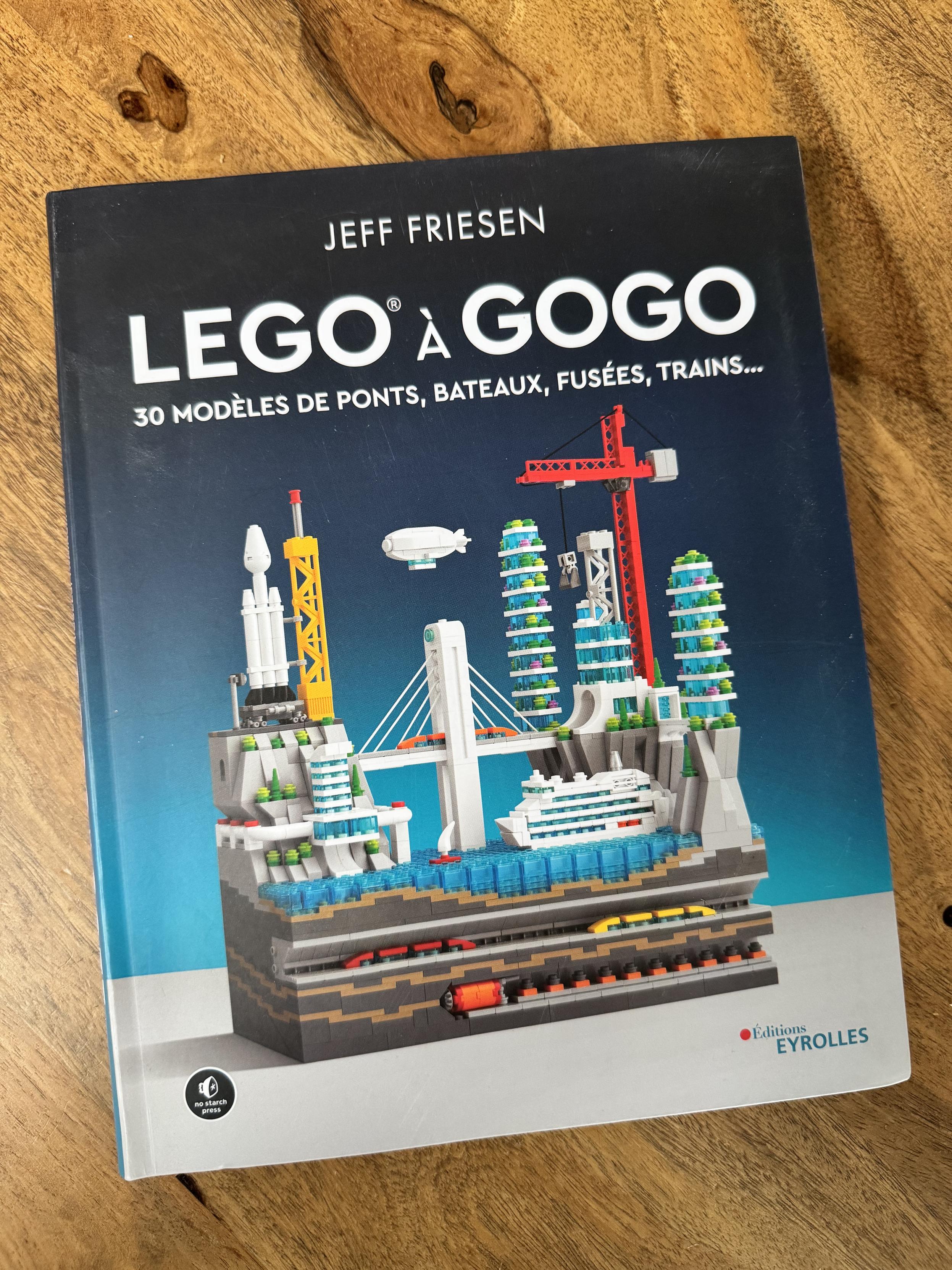 Le livre « Lego a gogo » propose 0 modèles de ponts, bateaux, fusées, trains… Sur la couverture, on voit d’ailleurs un pont, une fusée, un bateau, un dirigeable, mais aussi une grande grue, des immeubles et des trains dans un tunnel en dessous de tout cela.