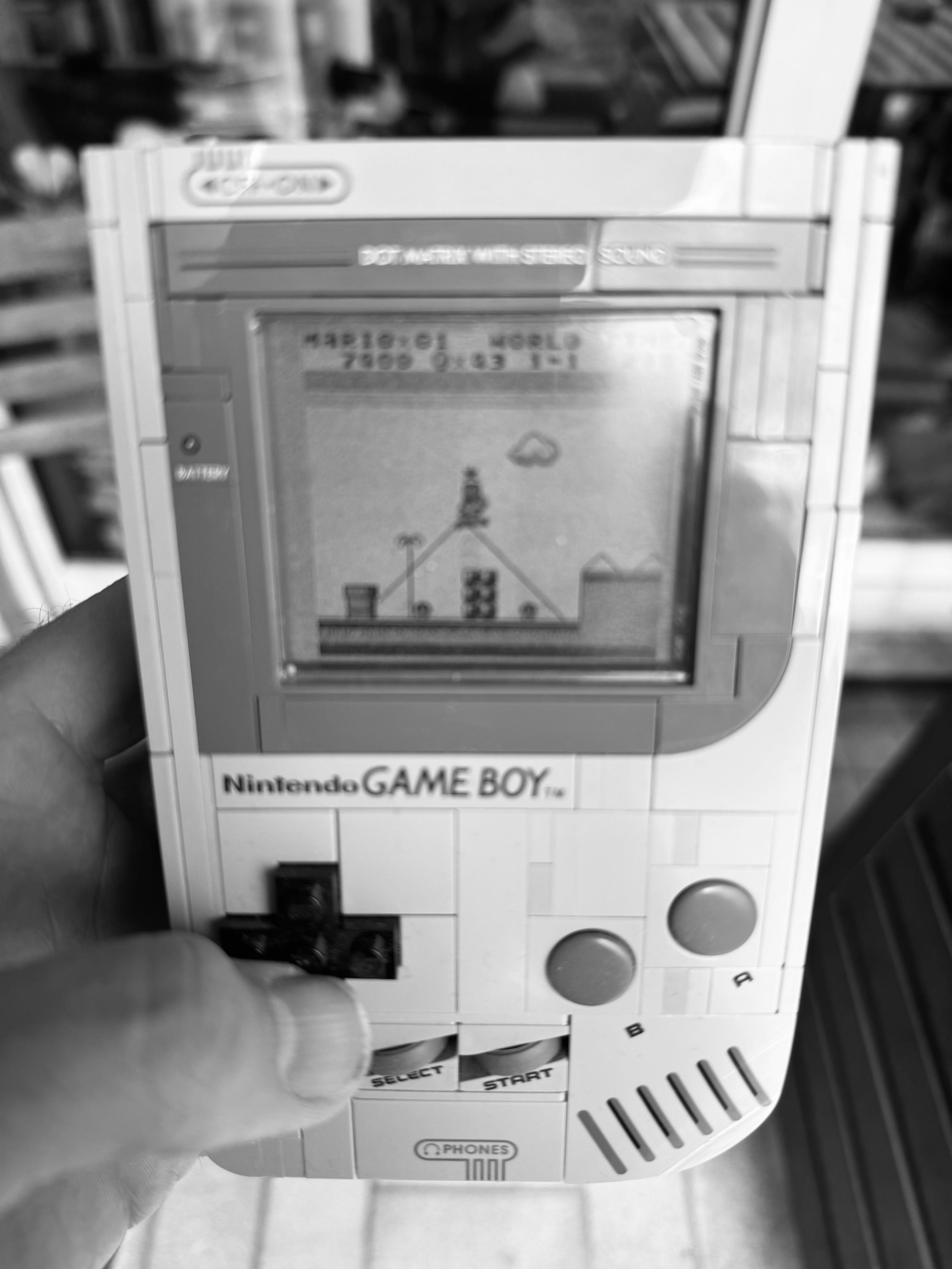J’ai en main une gameboy réalisée en lego (et la photo est en noir et blanc)