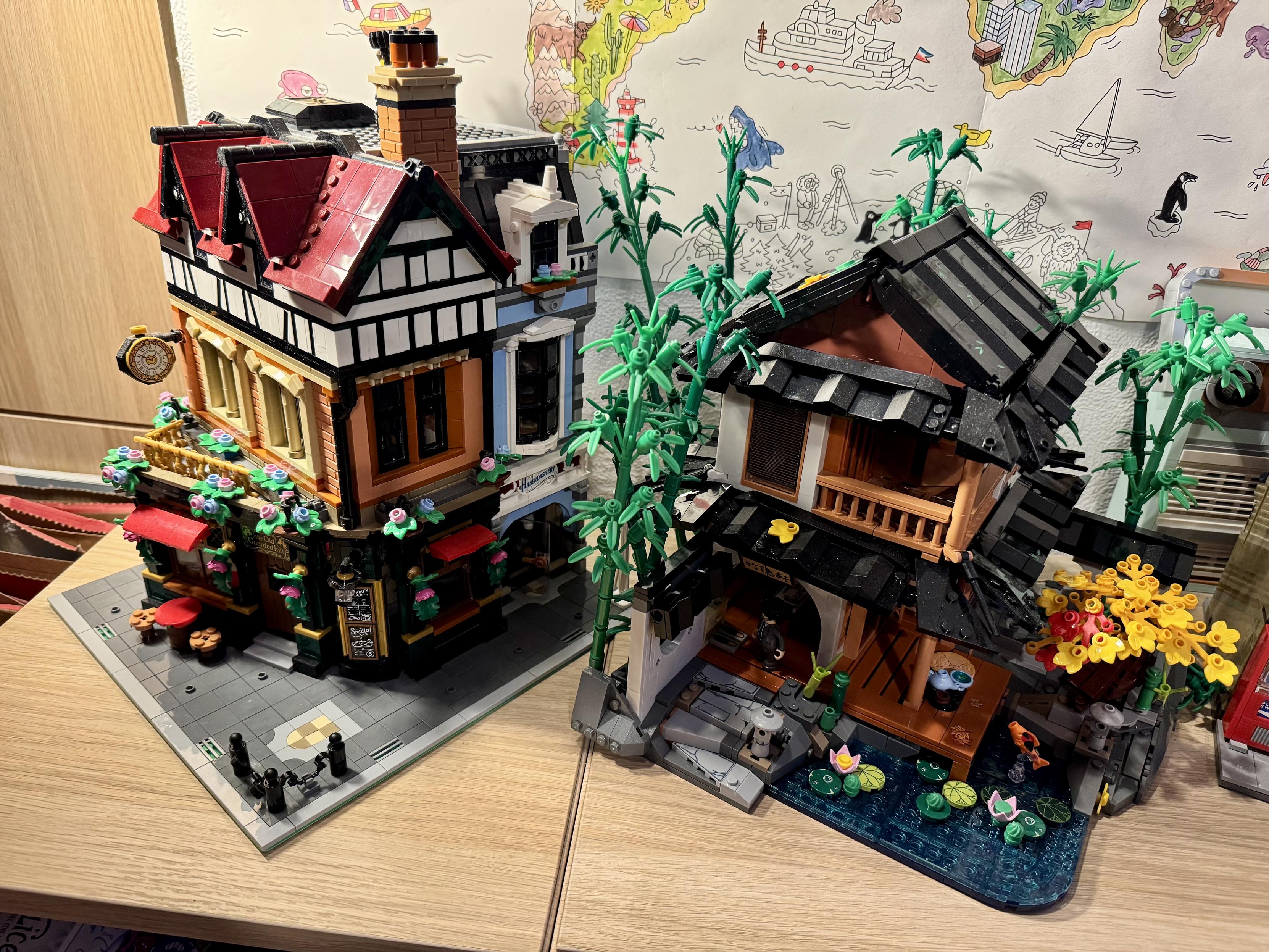 Deux maison lego sont posées l’une à côté de l’autre. La première est une maison Tudor, la deuxième est clairement japonaise.