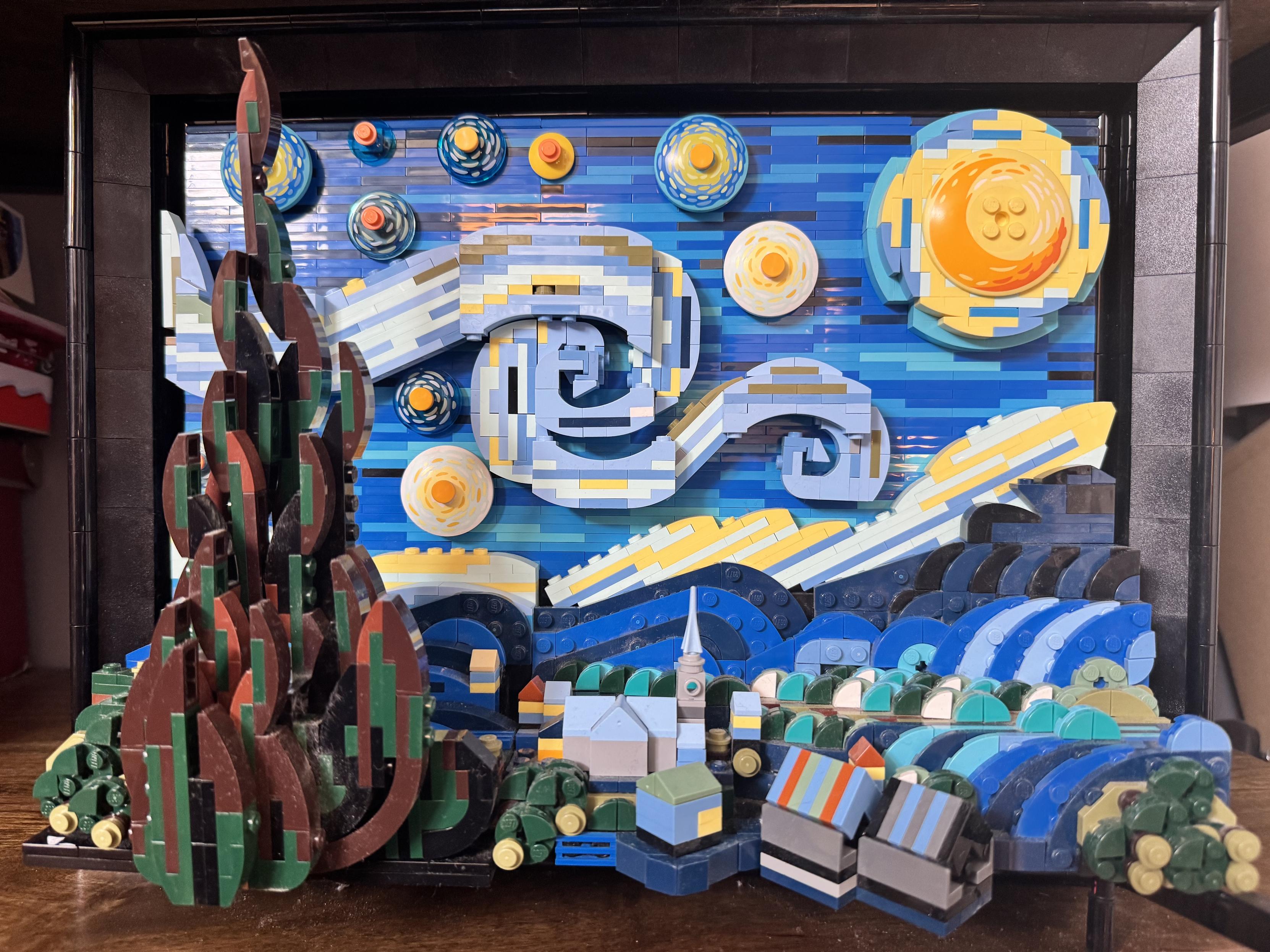 Le tableau de la nuit étoilée, de Van Gogh… en lego. On y voit Saint-Rémy-de-Provence et la campagne environnante (soit la vue que Vincent Van Gogh avait de sa chambre).