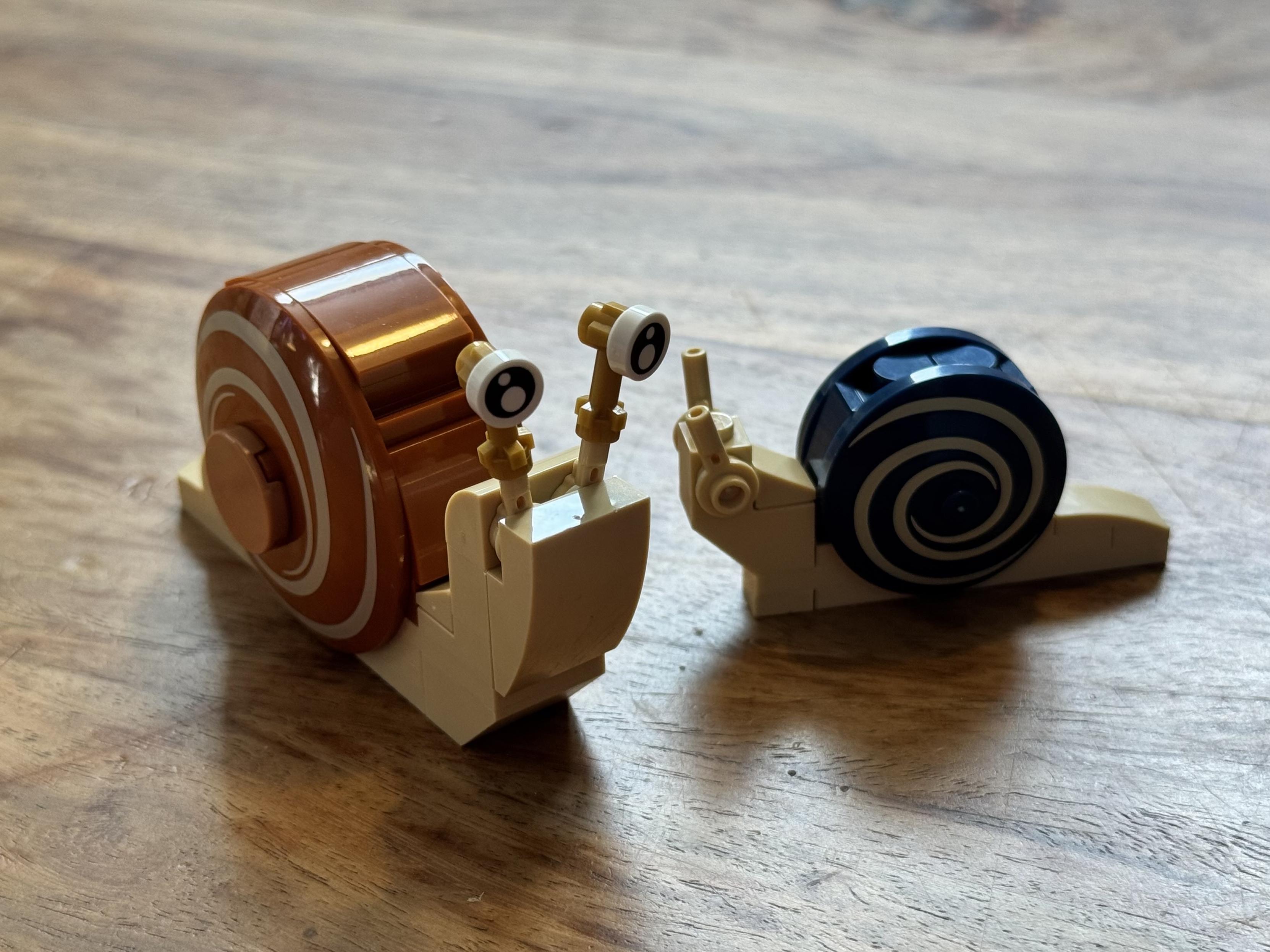 Deux escargots réalisés en lego