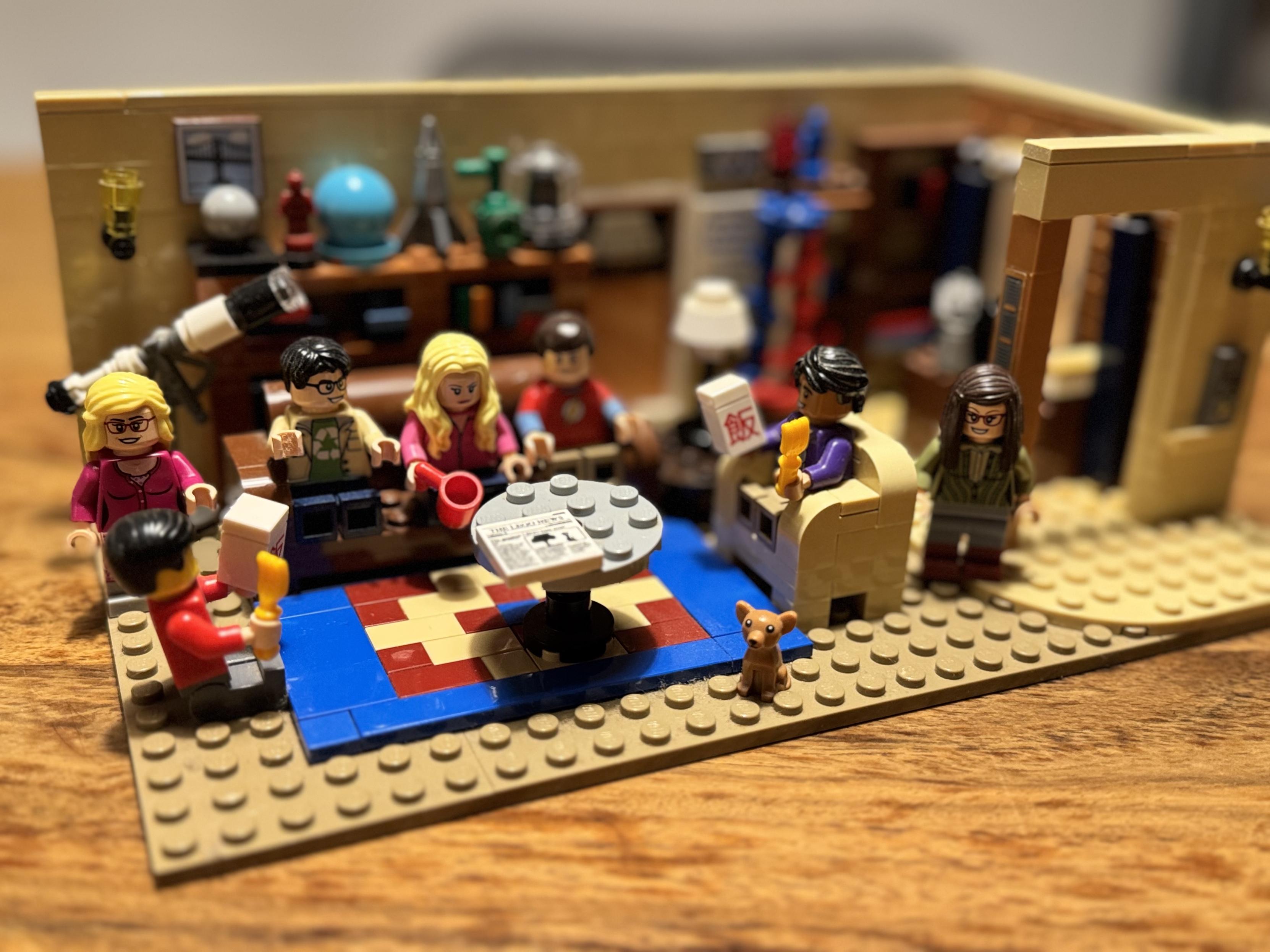 Le set de Big Bang Theory : le salon de l’appart de Léonard et Sheldon. Tous les personnages sont assis autour du salon et mangent chinois.