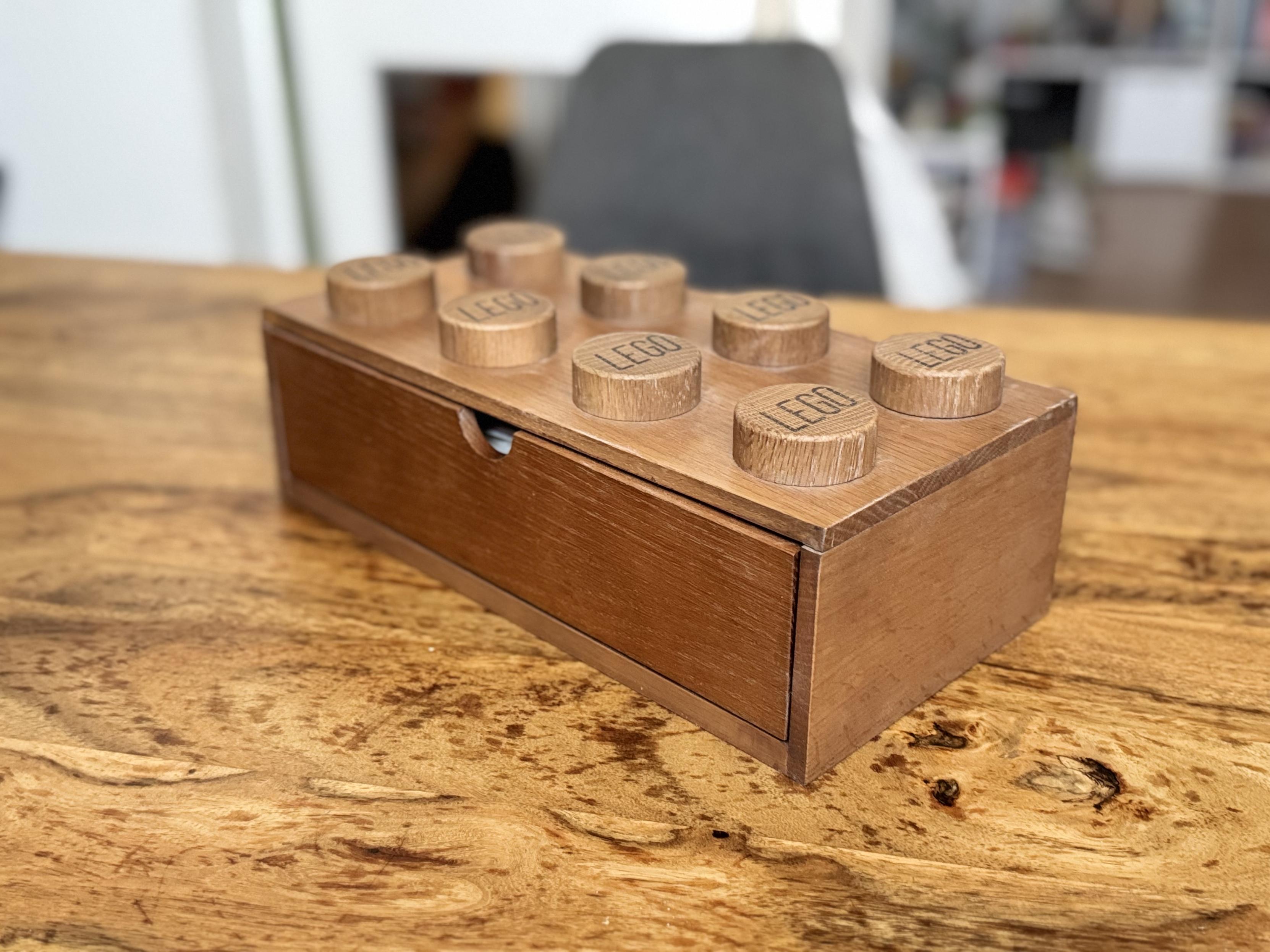 Une boite en bois, en forme de brique lego