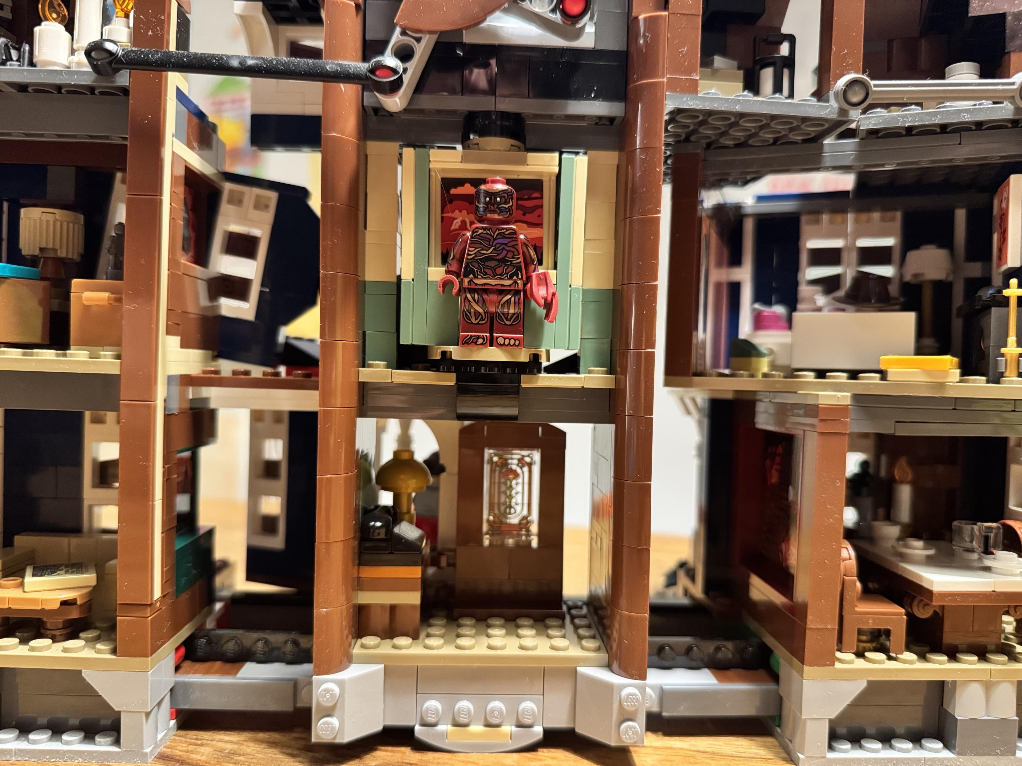 L’arrière du set de la maison Creel. La maison est « ouverte » et, au-dessus de la porte, on voit Vecna devant un portail.